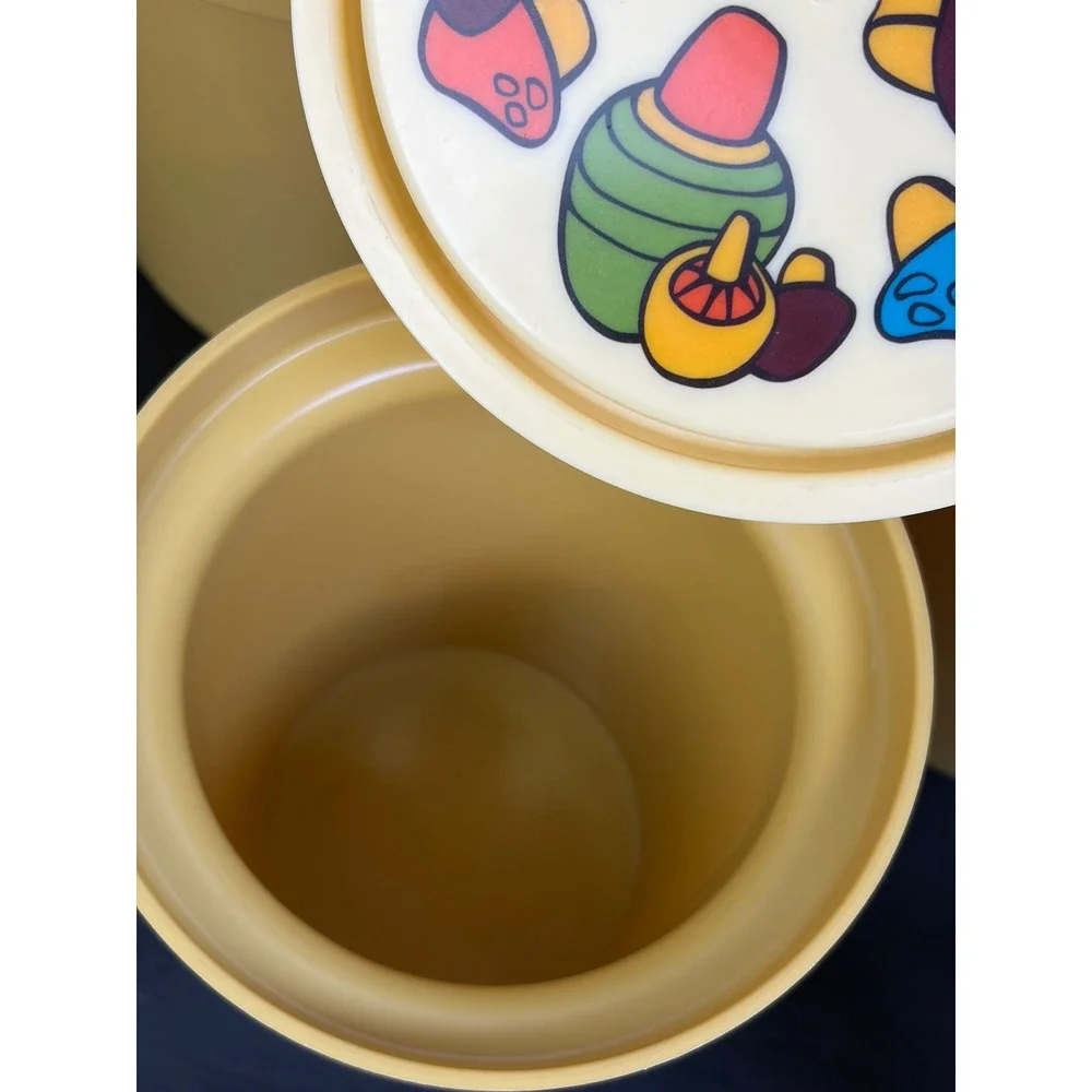 VTG 70s Rubbermaid Mushroom Canister Set of 4 Yellow Kitchen Storage nestjng